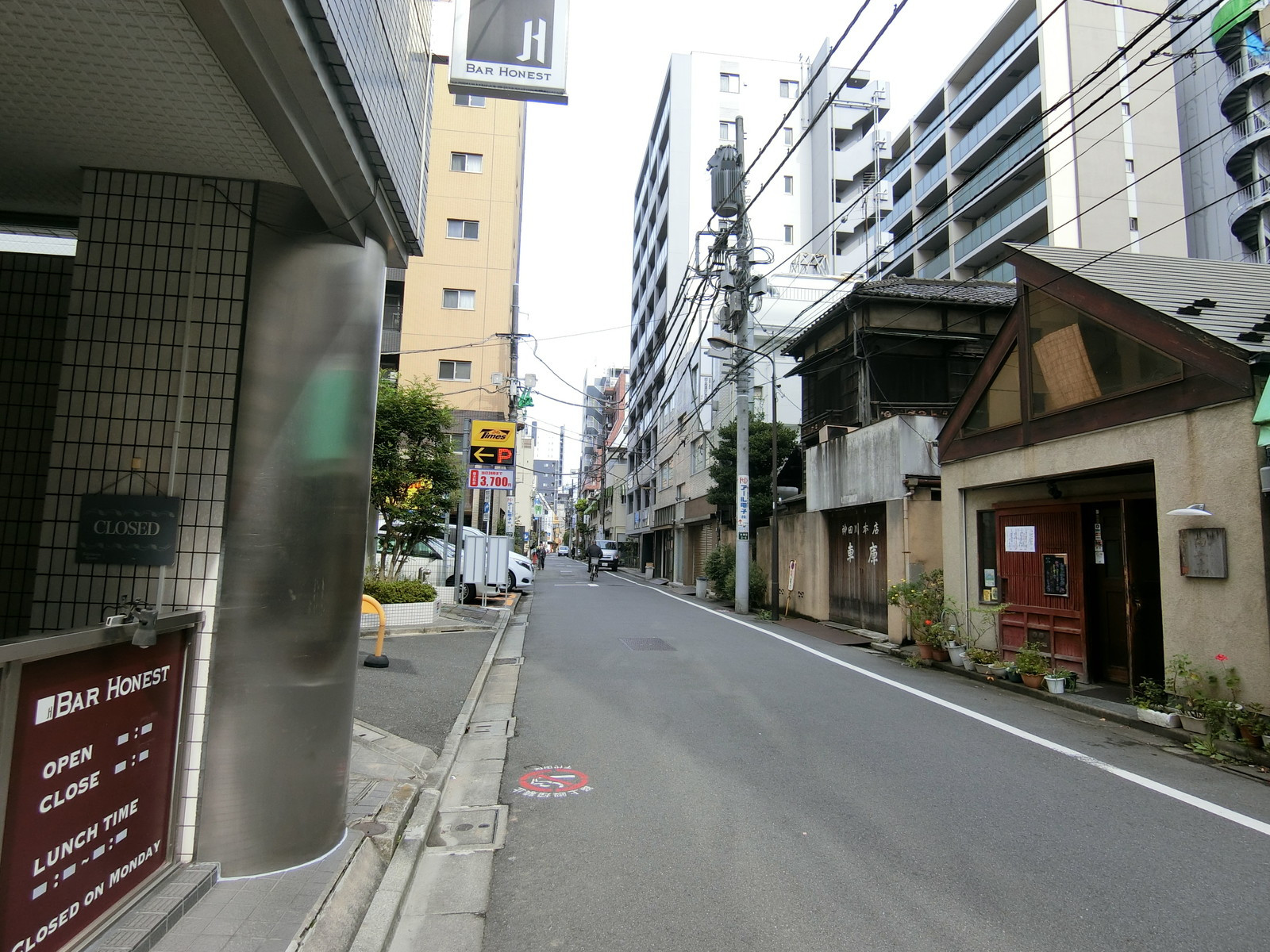 外神田金村ビル前面の通り