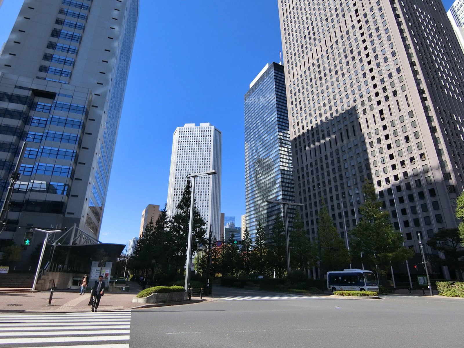 新宿センタービル前面の通り