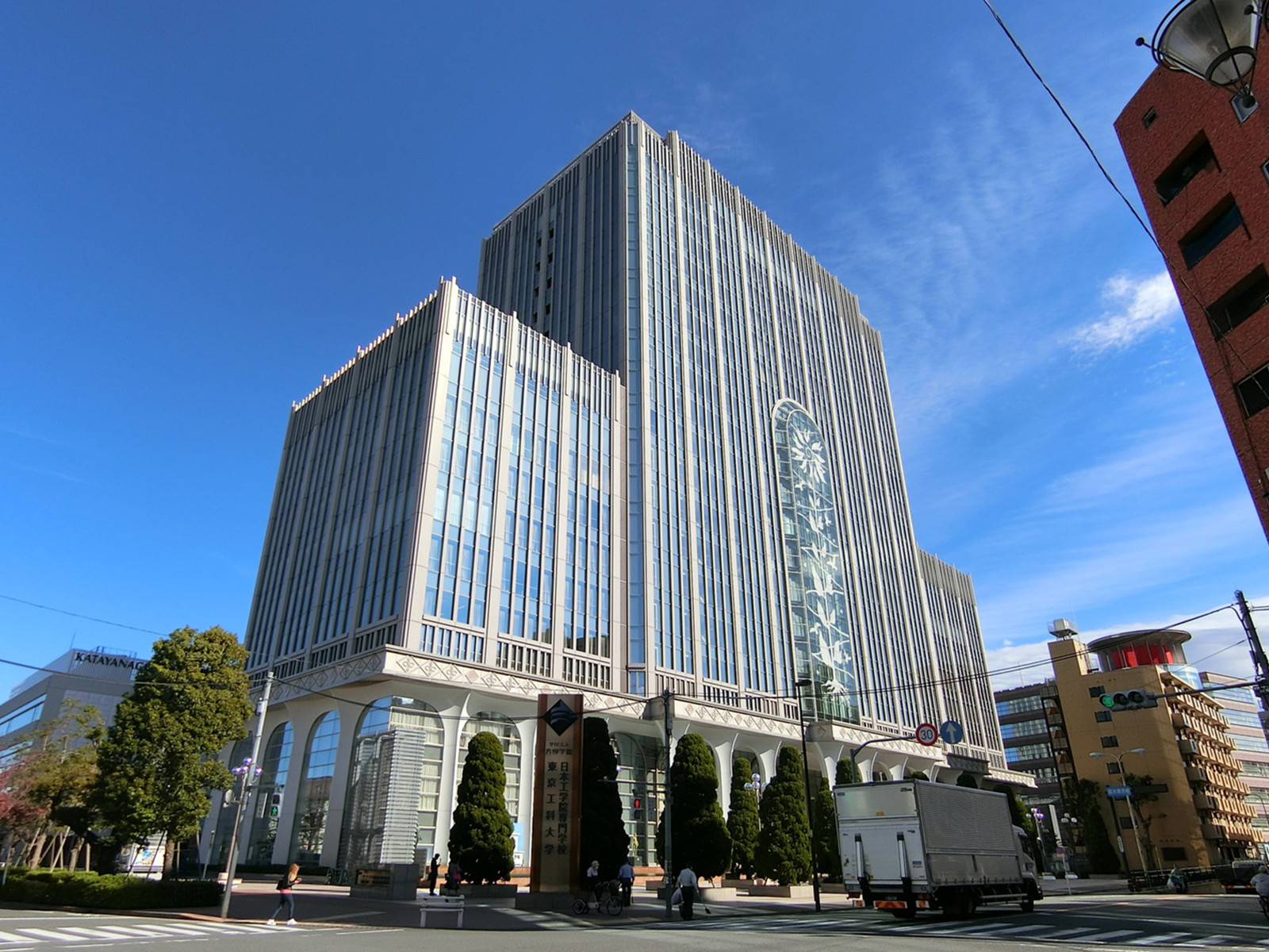 向かいの東京工科大学