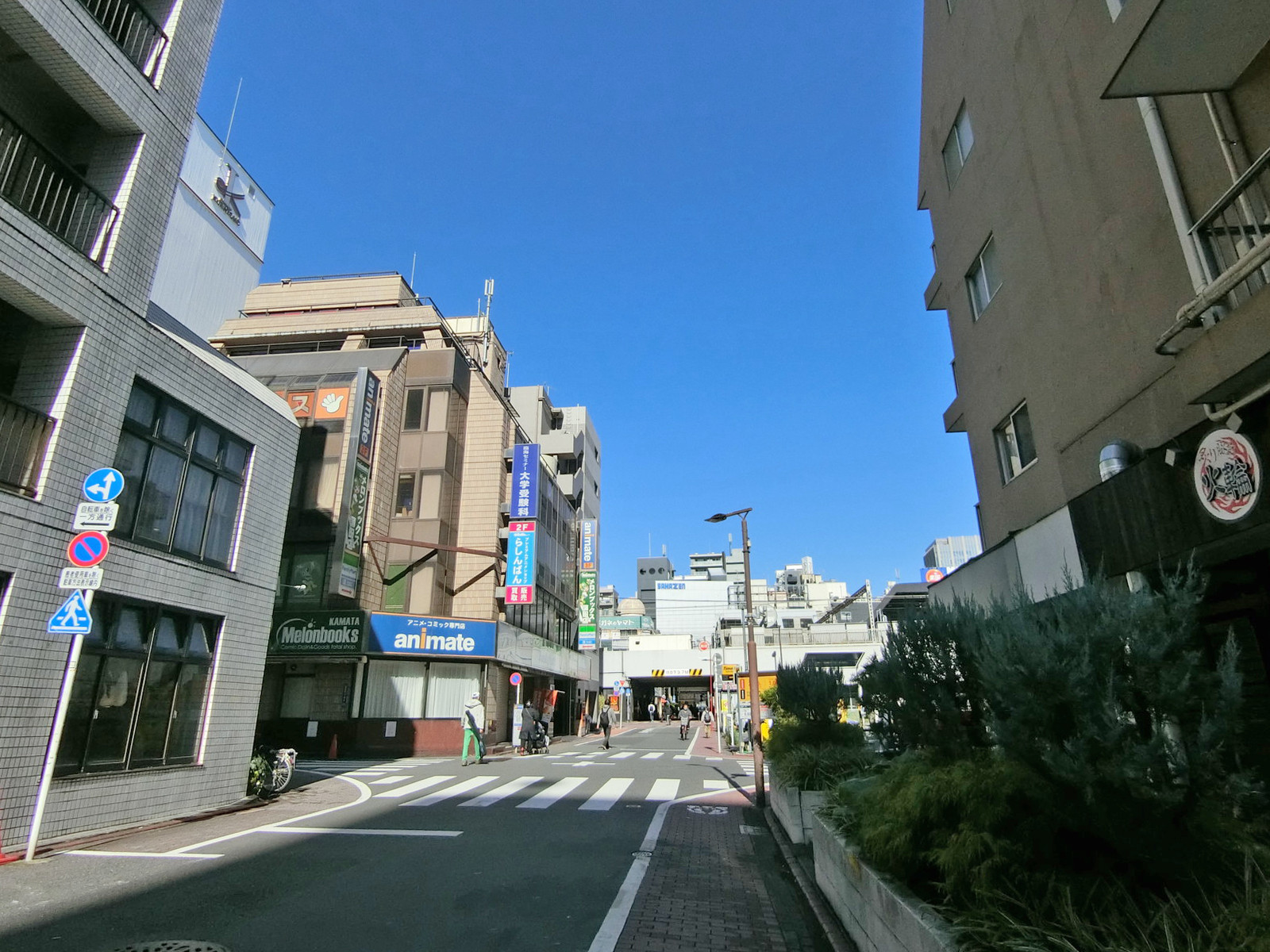 橋本ビル前面の通り