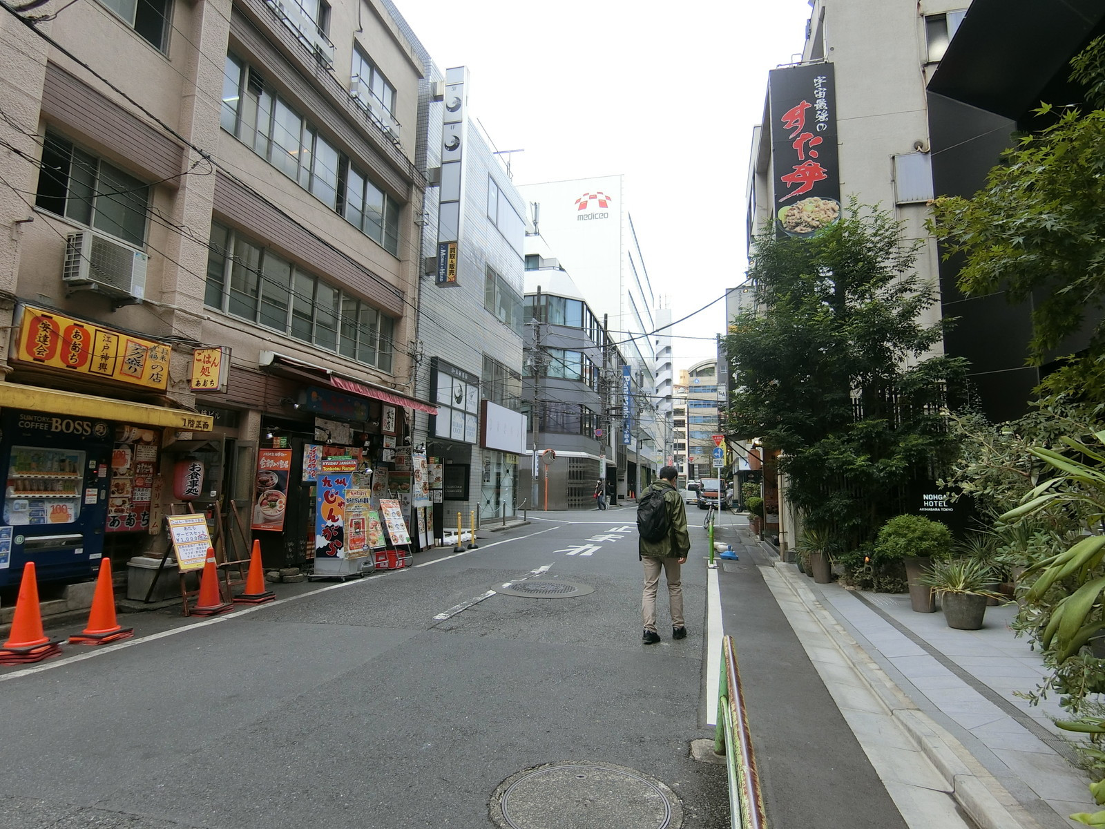 白銀会館 前面の通り