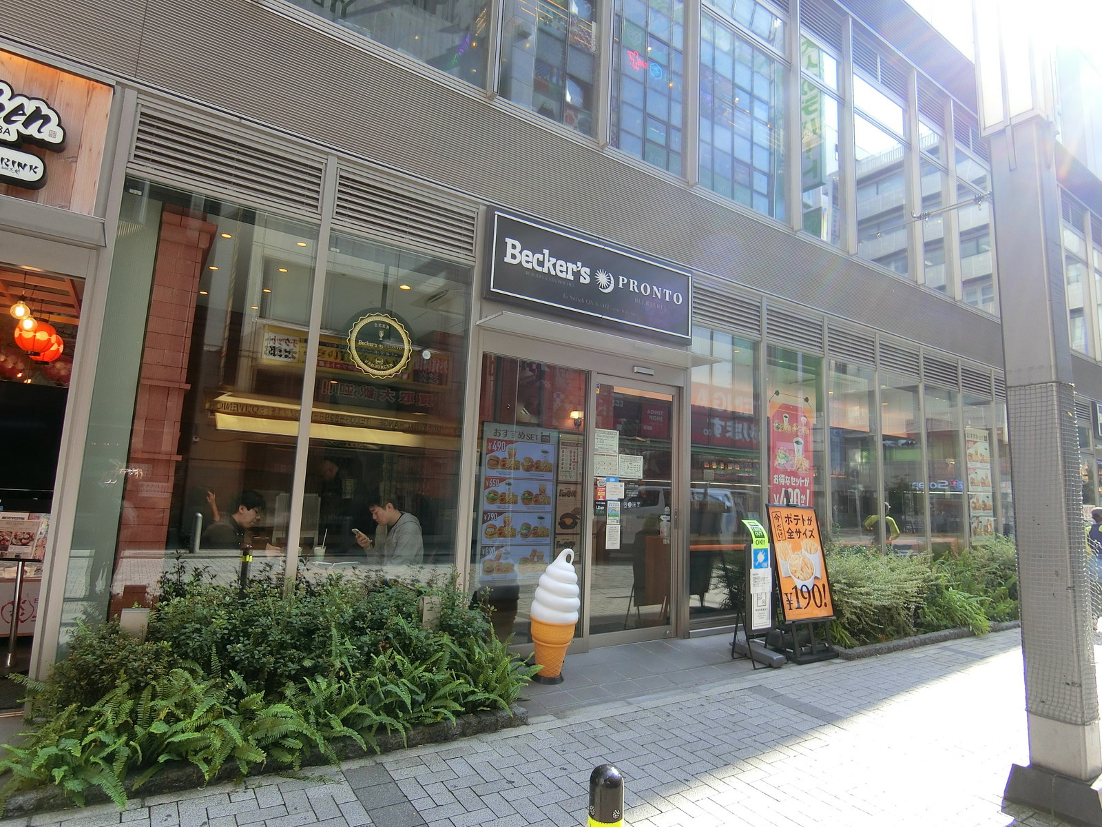徒歩2分のBecker’s×PRONTO JR東日本ホテルメッツ秋葉原店