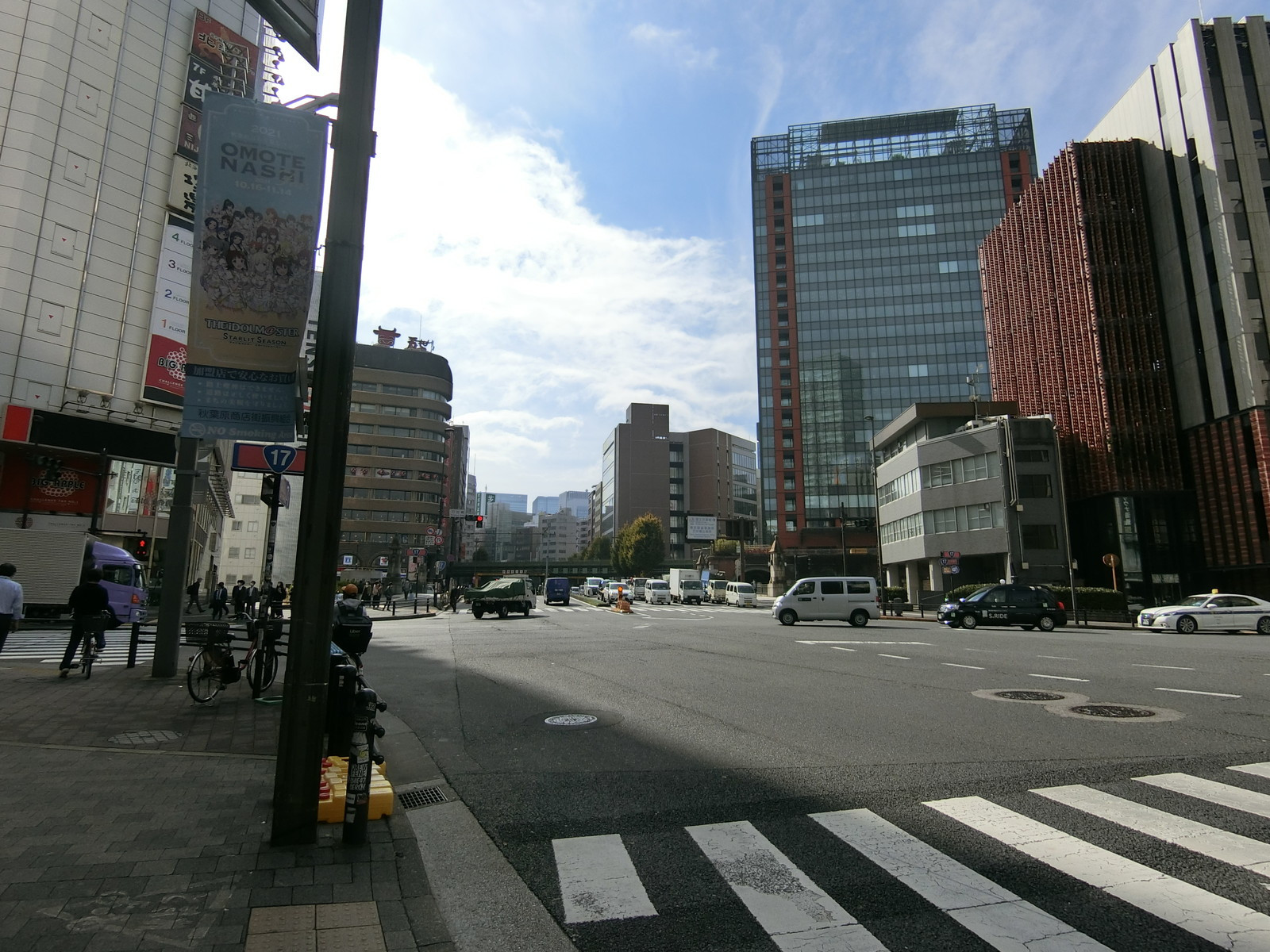 半田ビル前面の中央通り