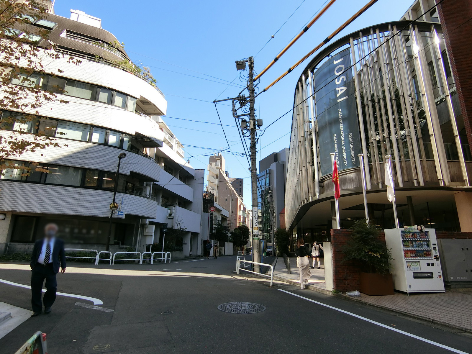 オフィスビル前面の通り
