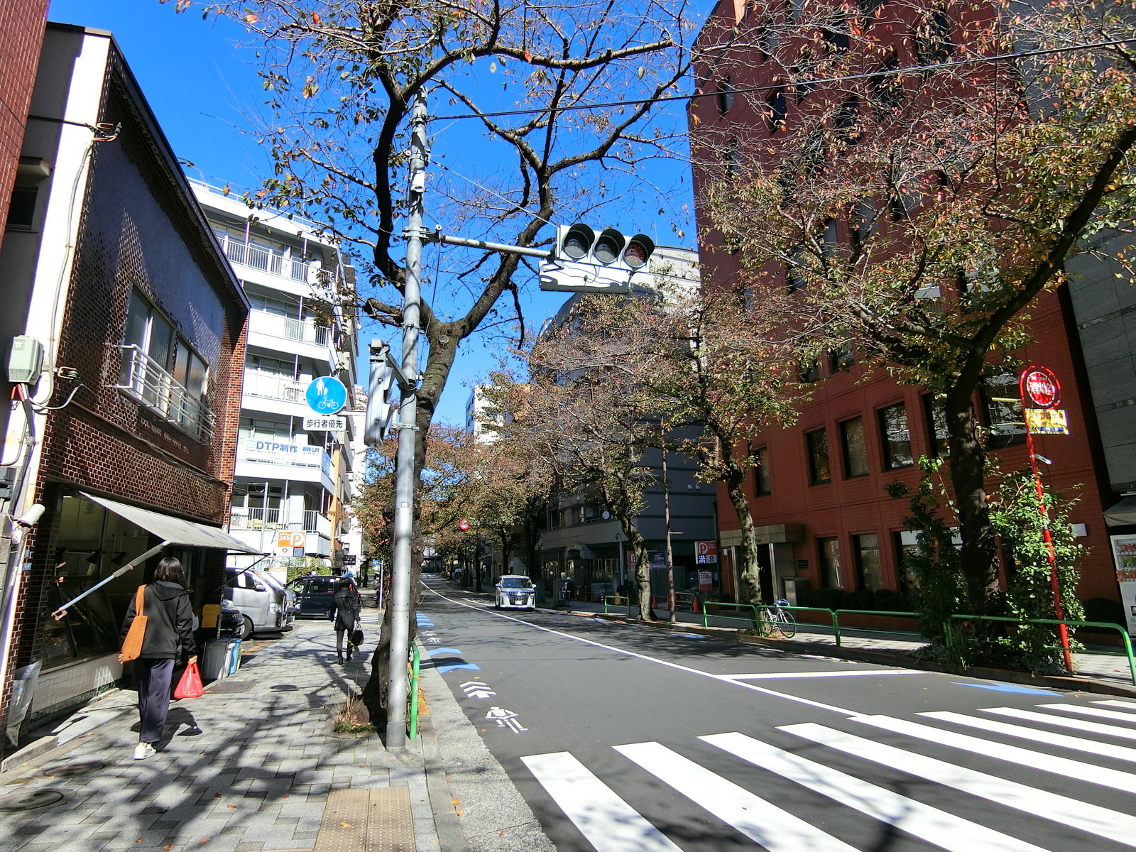 オフィスビル前面の通り