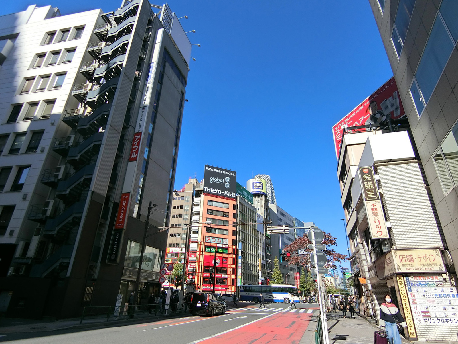 東京南新宿ビルディング前面の通り