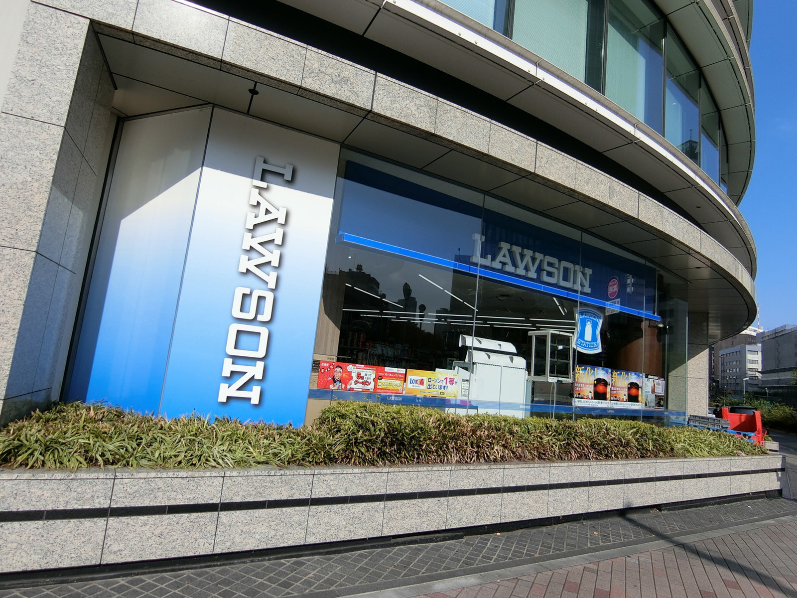 至近のローソン東銀座駅前店