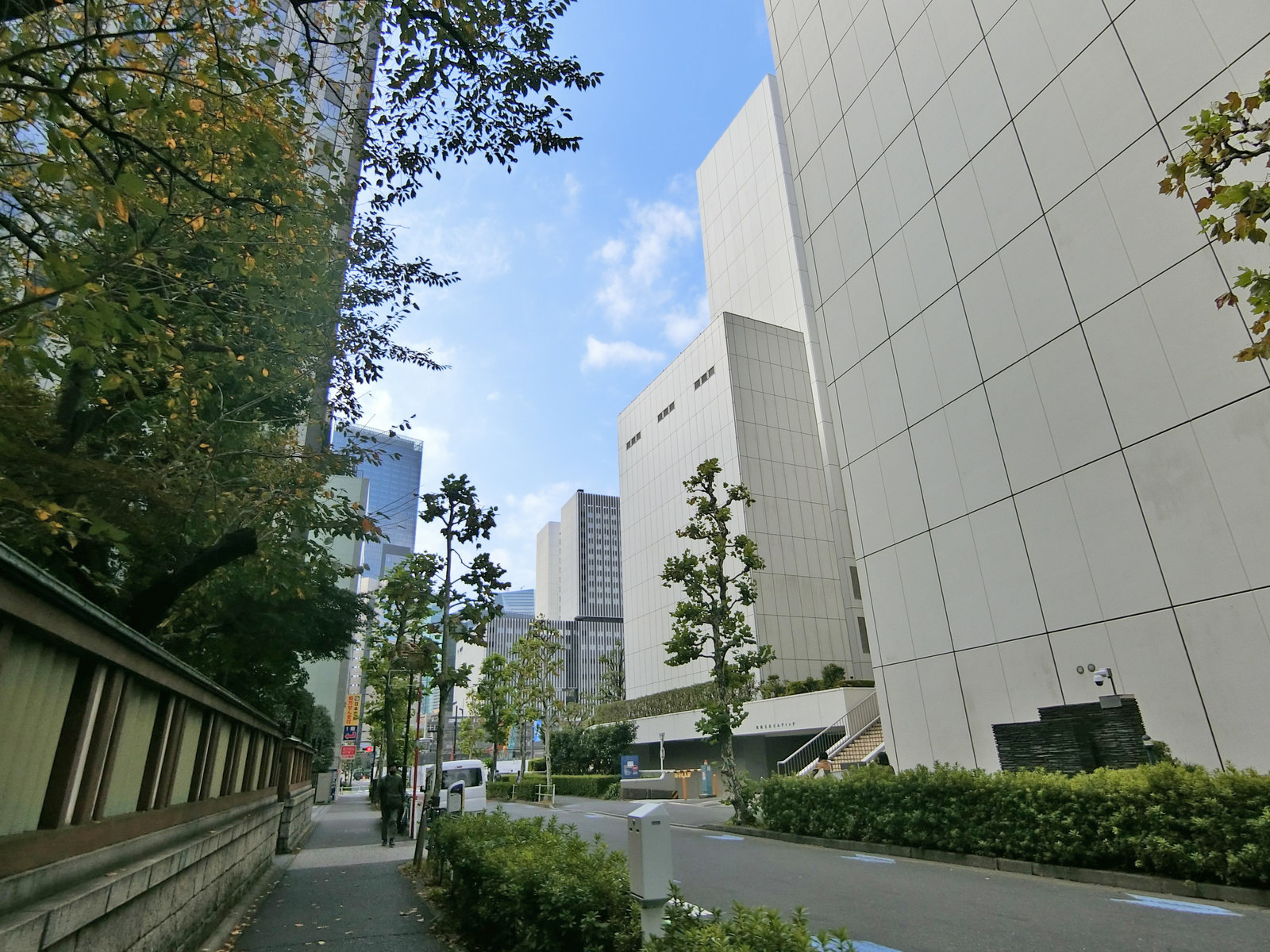 虎の門三井ビルディング前面の通り