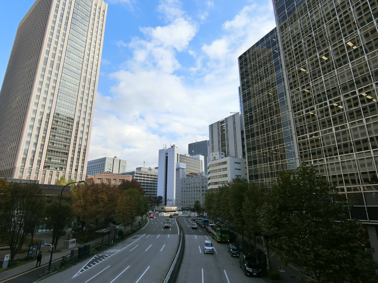 周辺は大型オフィスが立ち並ぶエリア
