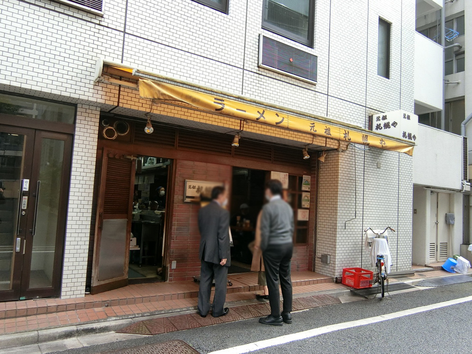 周辺は飲食店が豊富なエリア