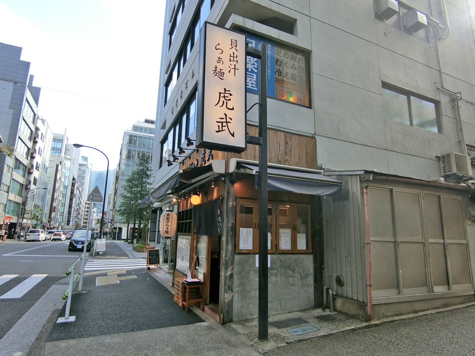 周辺は飲食店が豊富なエリア