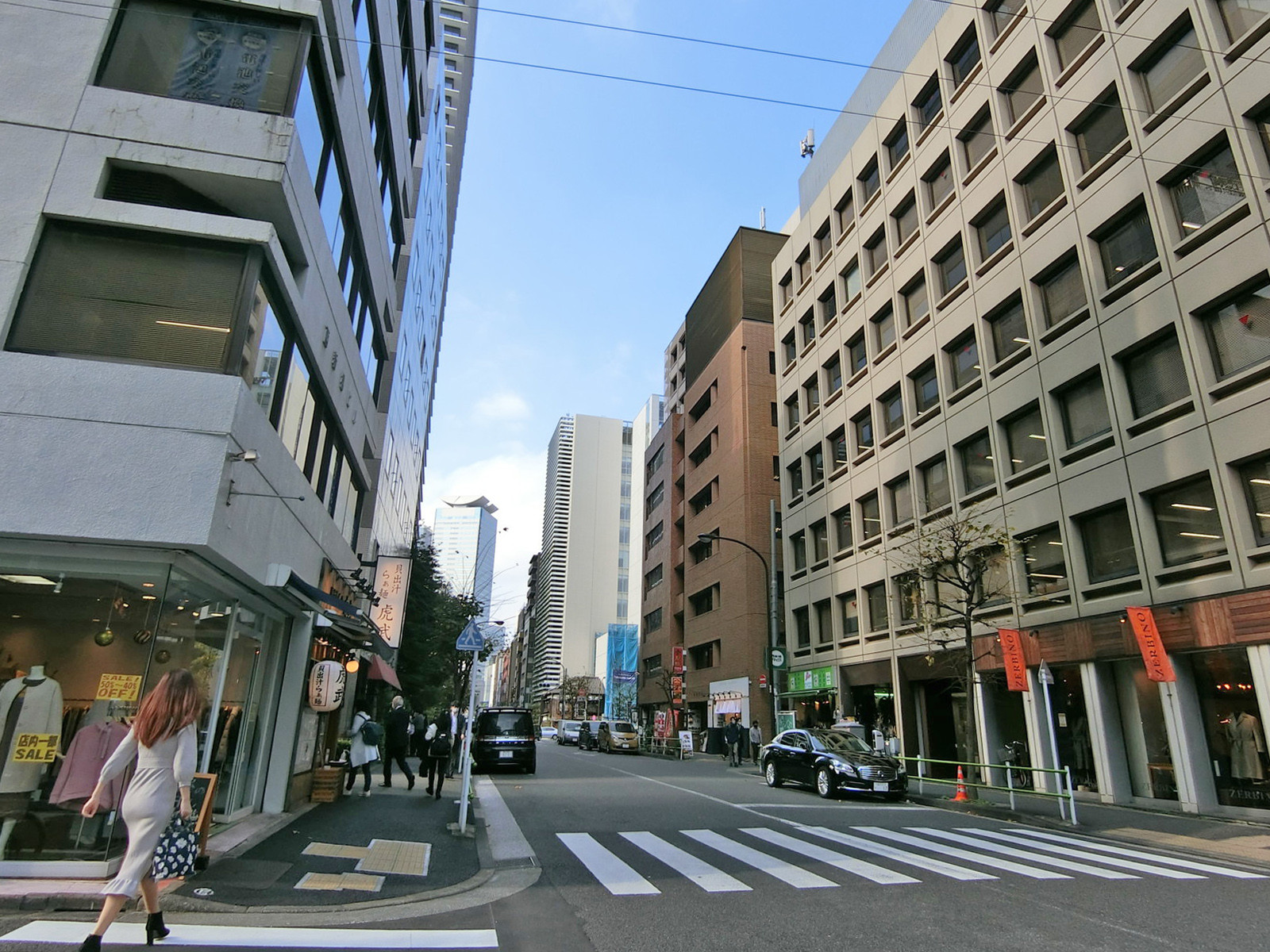 西新橋アネックスビル前面の通り