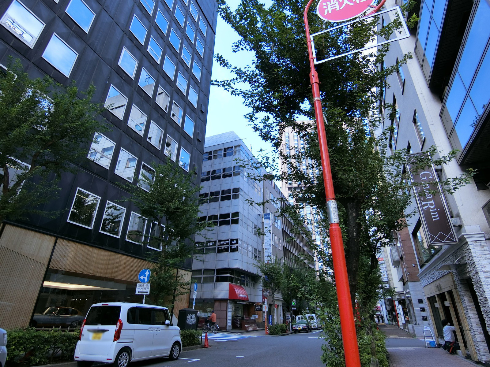 銀座KNビル前面の通り