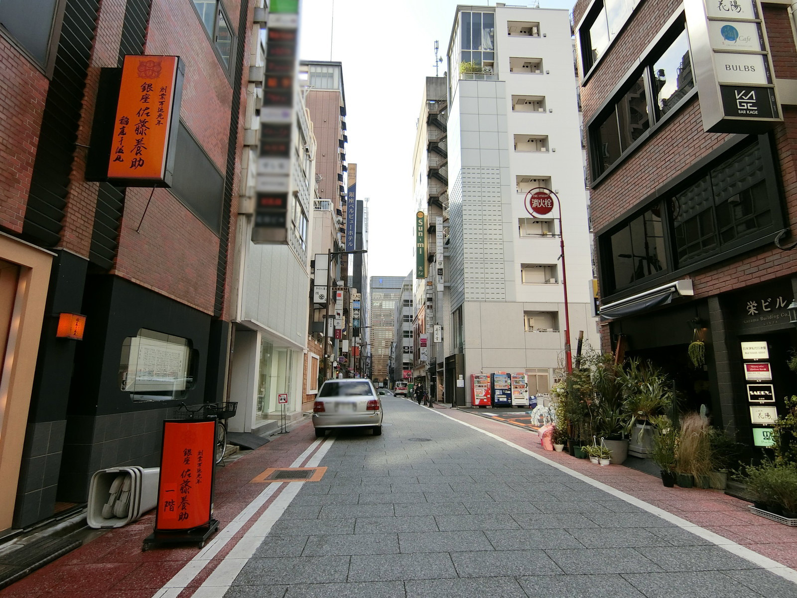 オフィスビル前面の通り