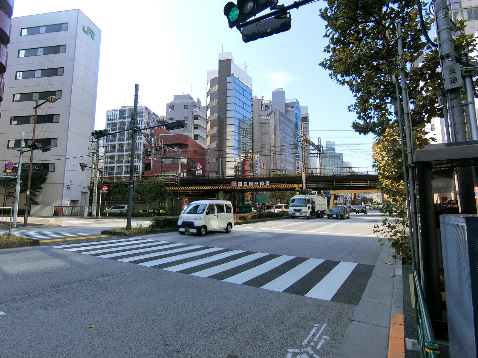 NBF神田須田町ビル前面の靖国通り