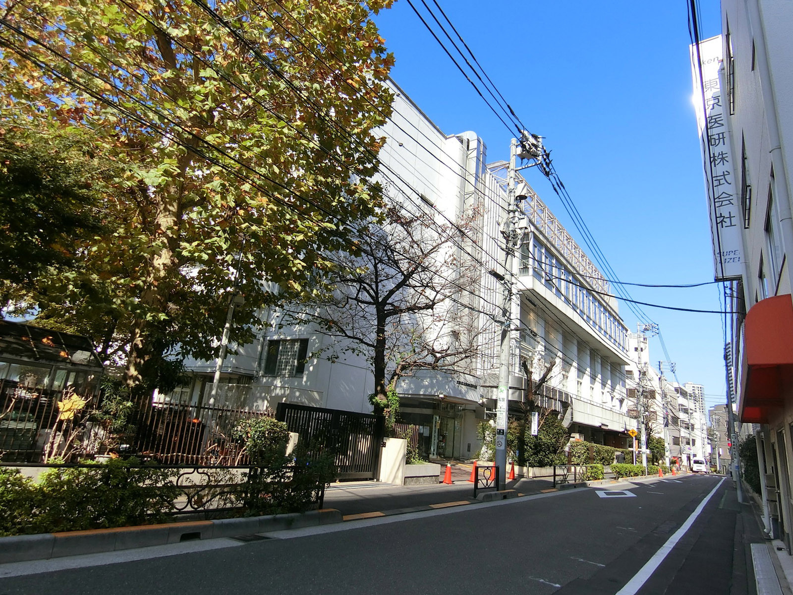 近くの文京区立湯島小学校