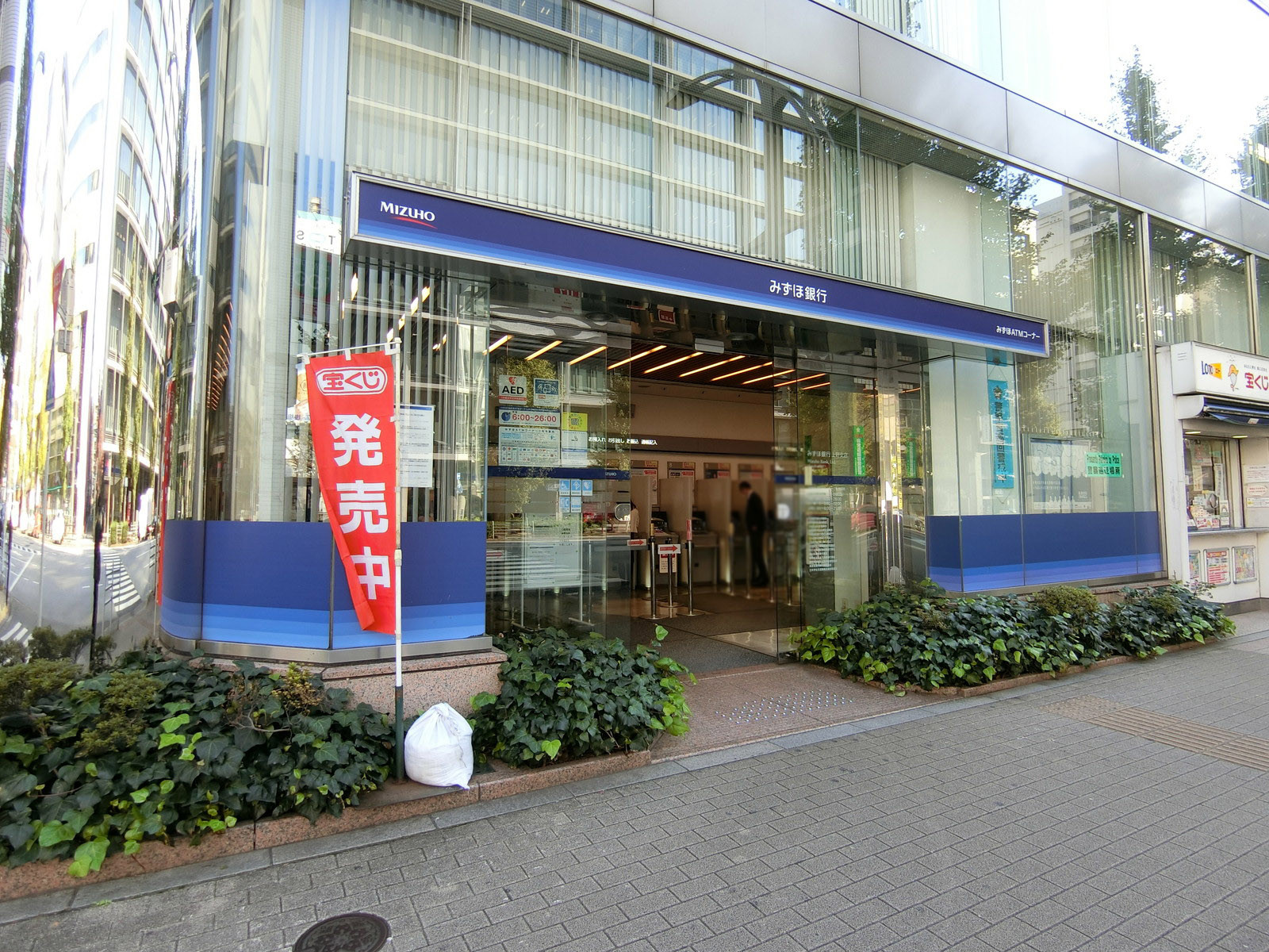 徒歩1分のみずほ銀行 上野支店