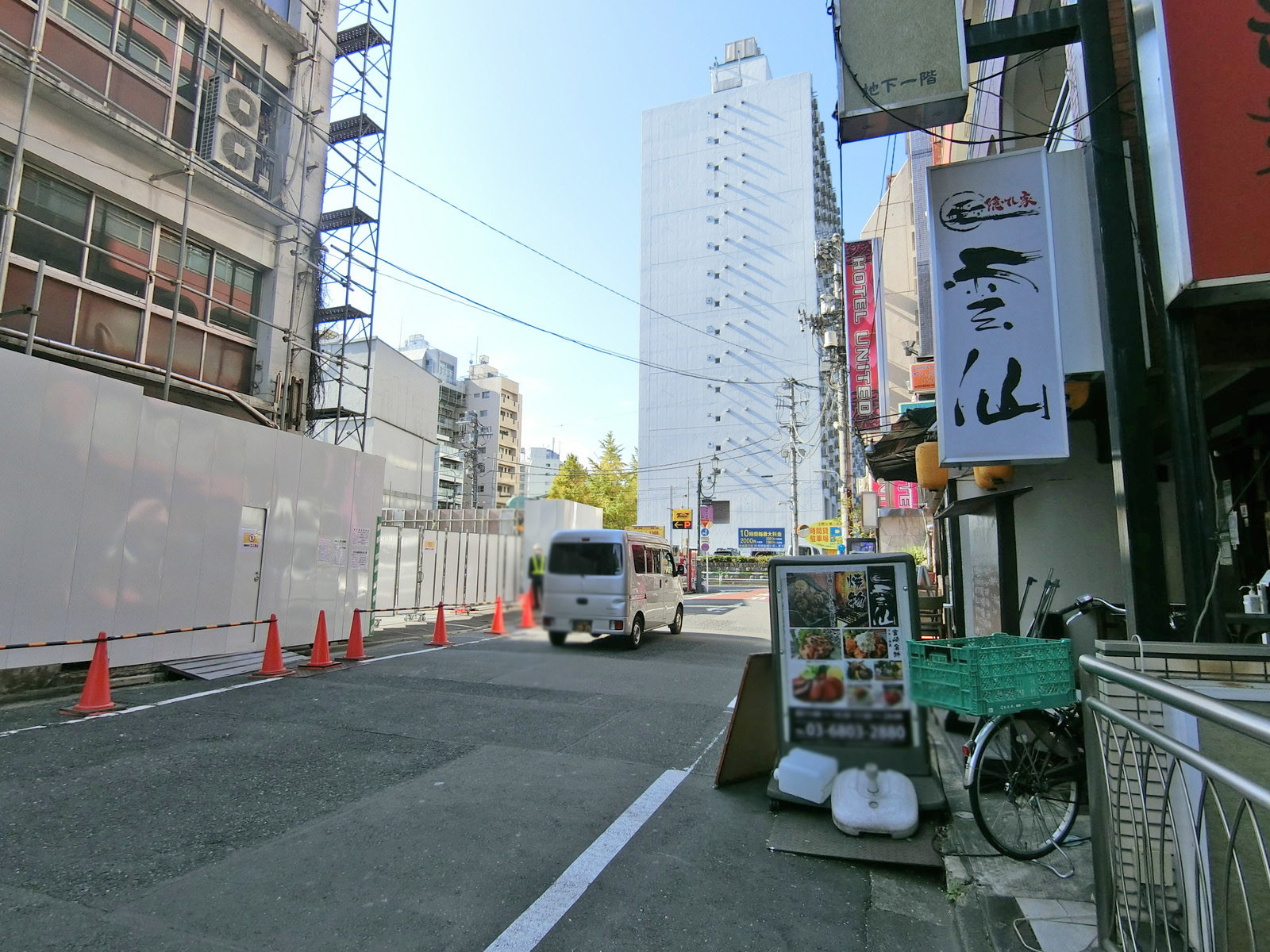 池之端ビル前面の通り
