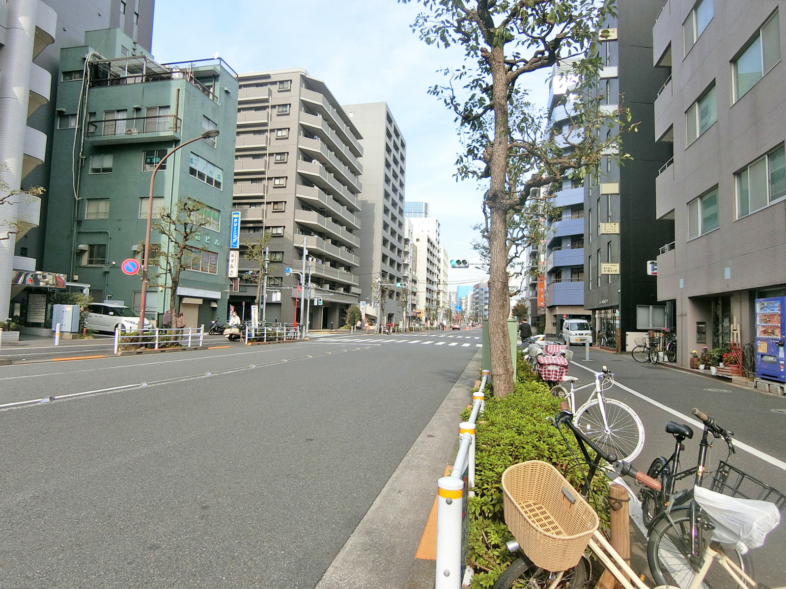 第15下川ビル前面の入新井中央通り