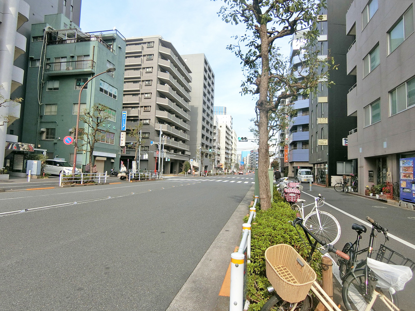 第一かぎわだビル前面の入新井中央通り