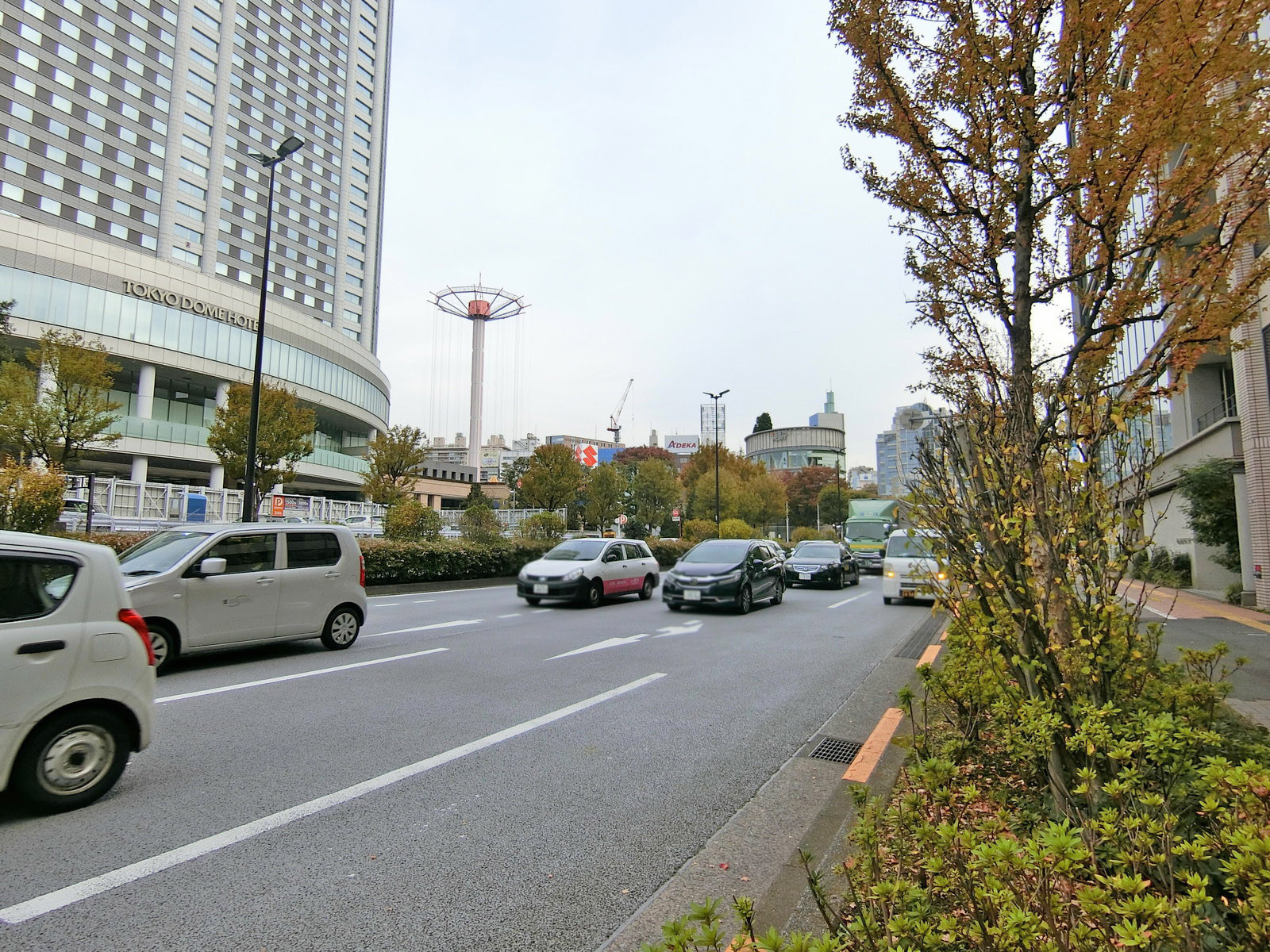 後楽園サイドビル前面の外堀通り