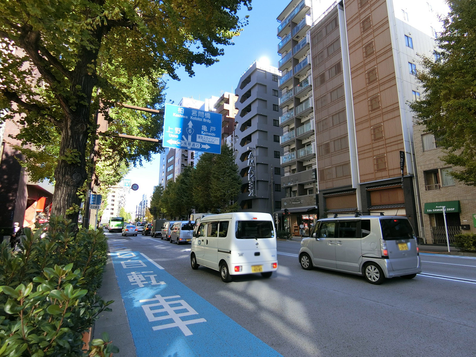 東武浅草駒形ビル前面の江戸通り