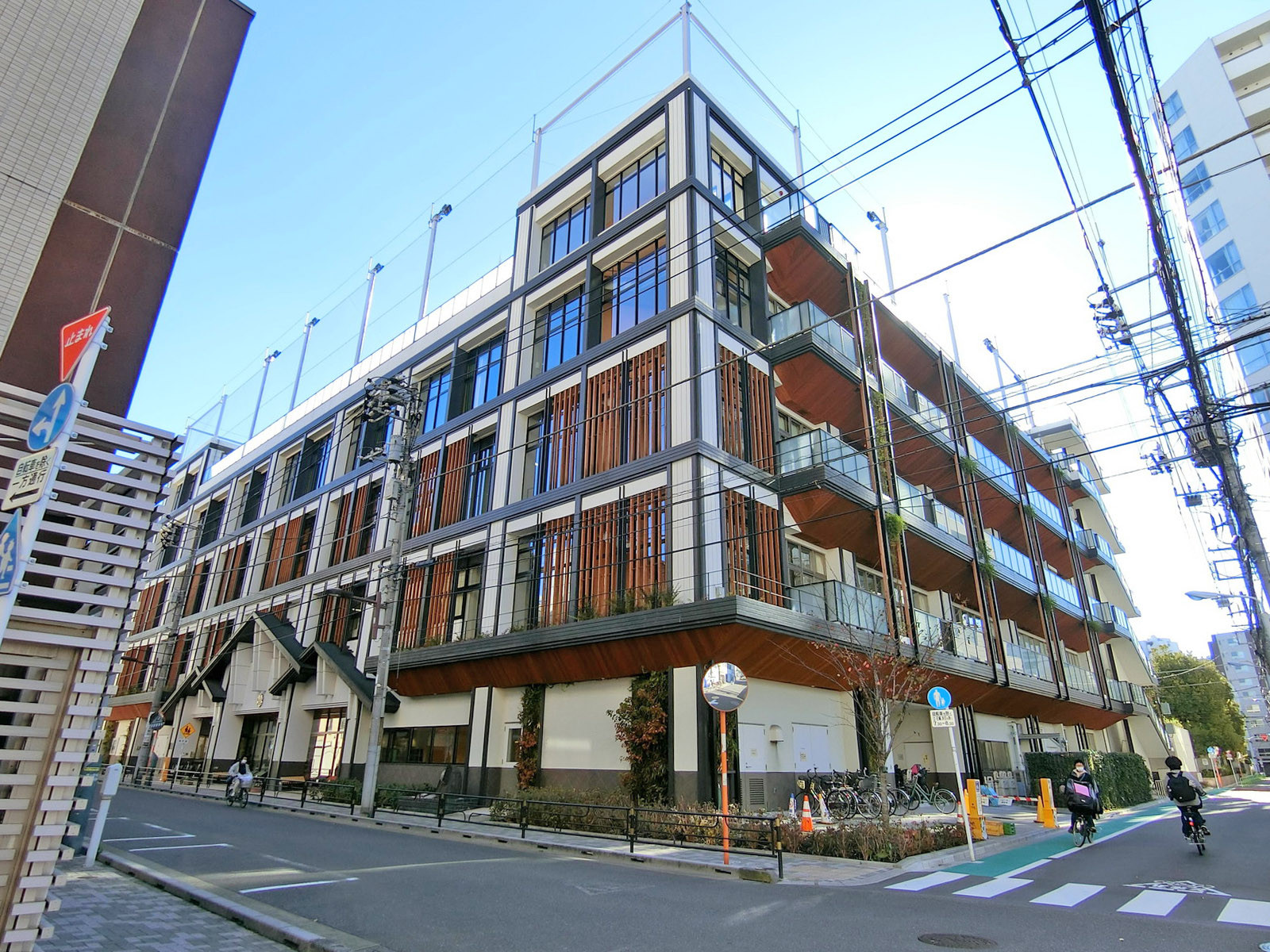 近くの台東区立蔵前小学校