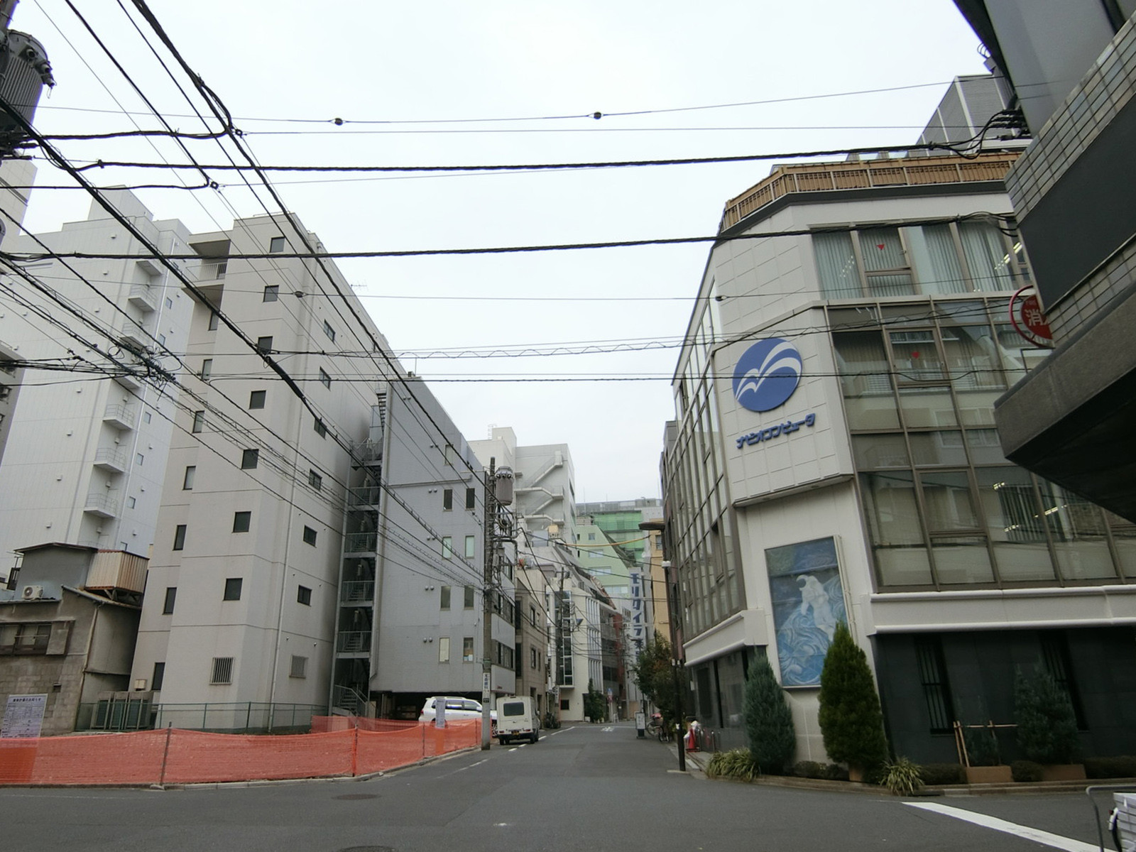 周辺は落ち着いたオフィスエリア