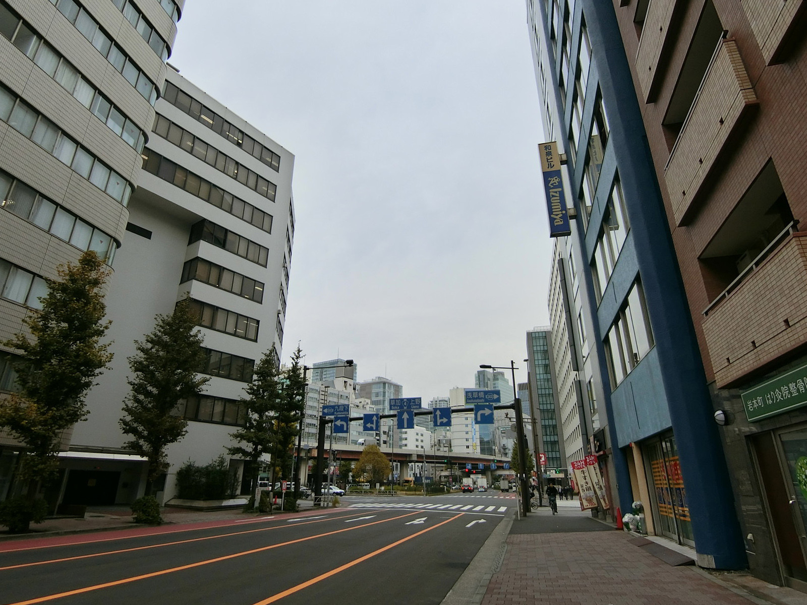 スミトー神田岩本町ビル前面の通り