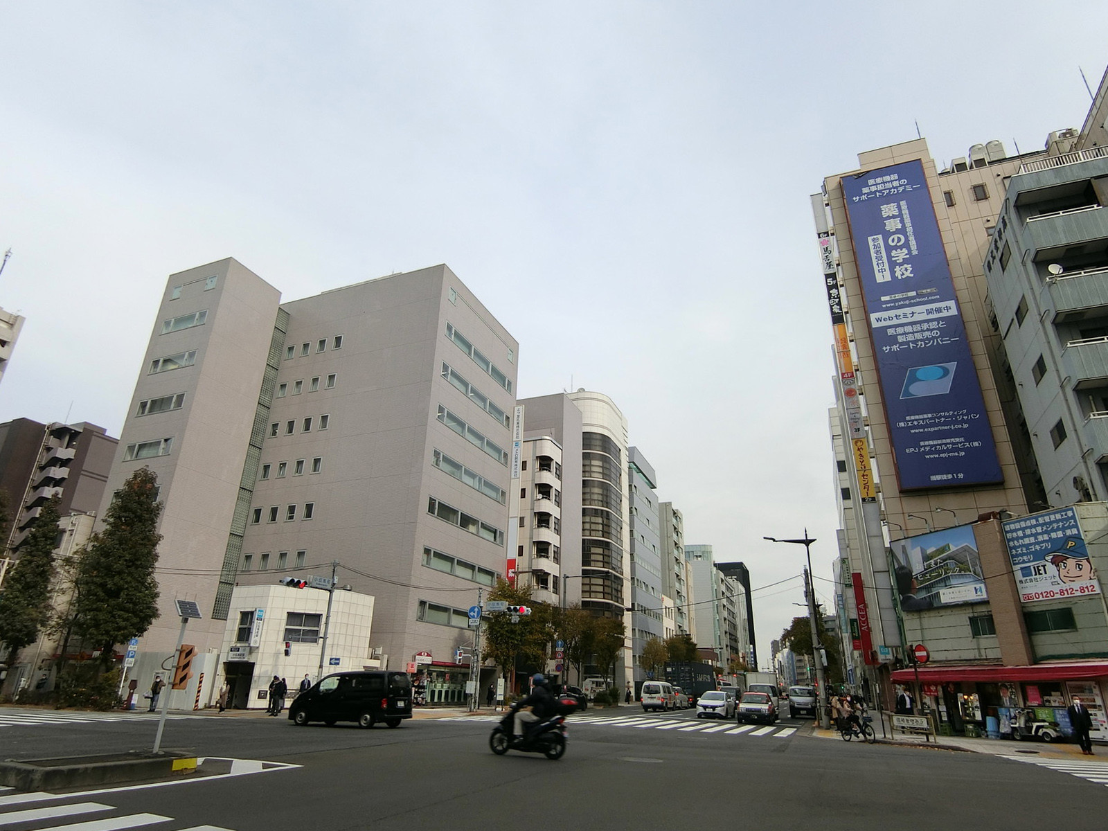 川庄ビル前面の江戸通り