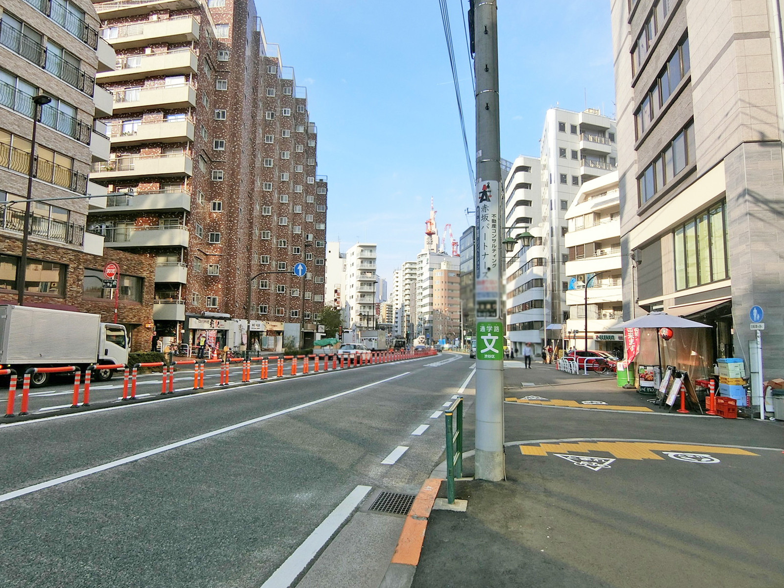 エグゼクティブ原宿前面の明治通り