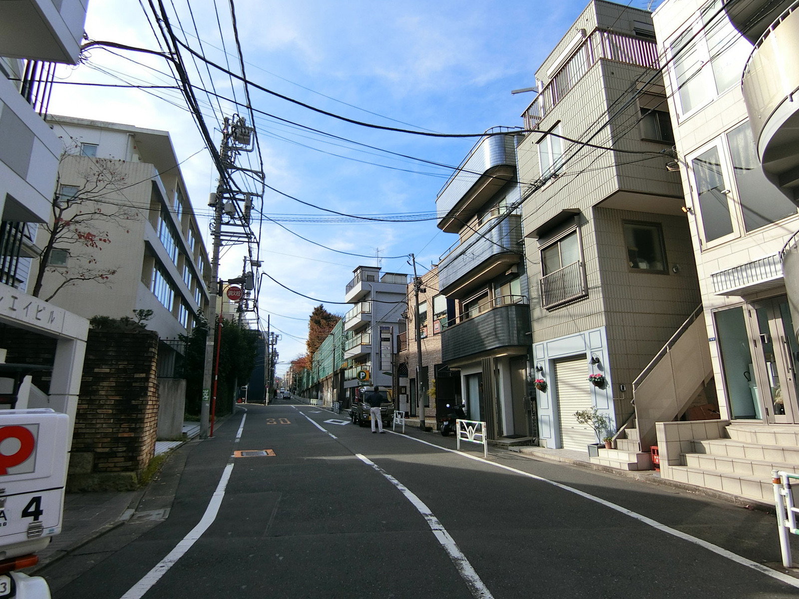 シンエイビル前面の通り