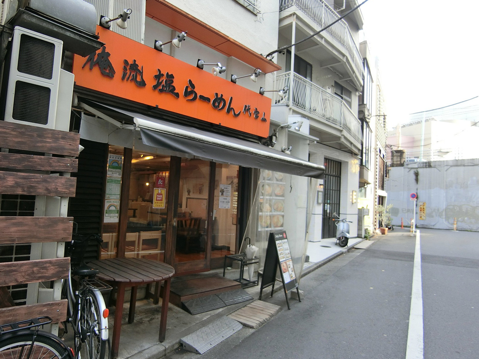周辺には飲食店が点在