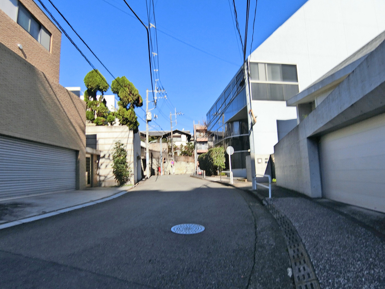 高輪ミューズビル前面の通り