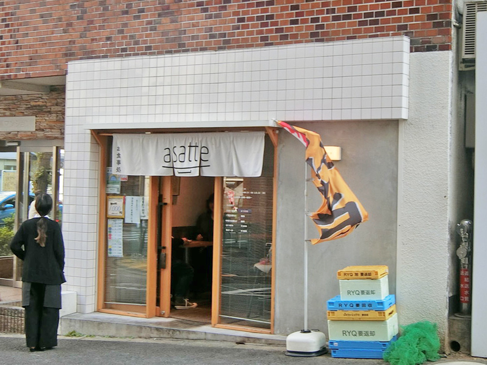 並びの飲食店