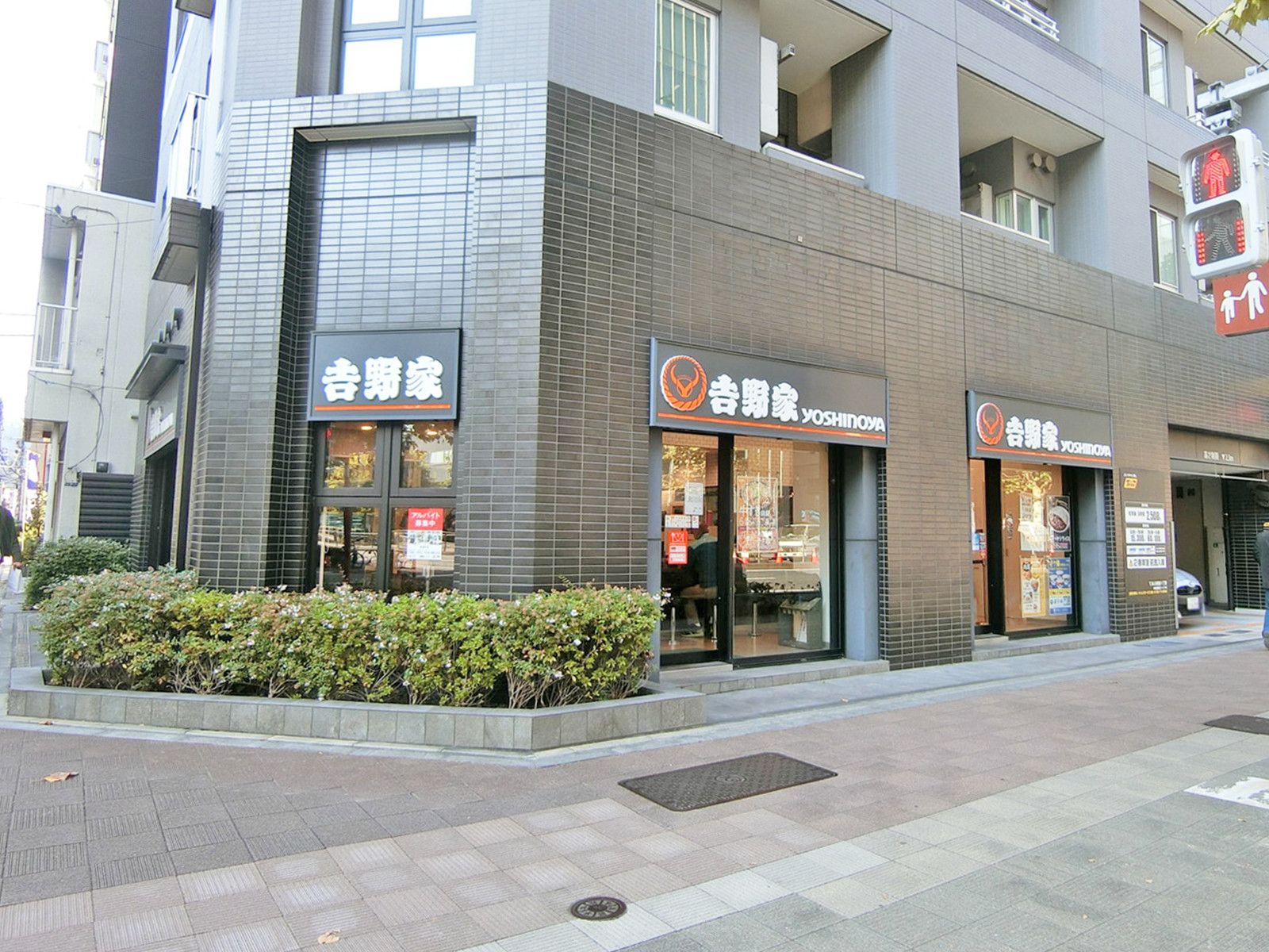 裏方にある吉野家 新富町店
