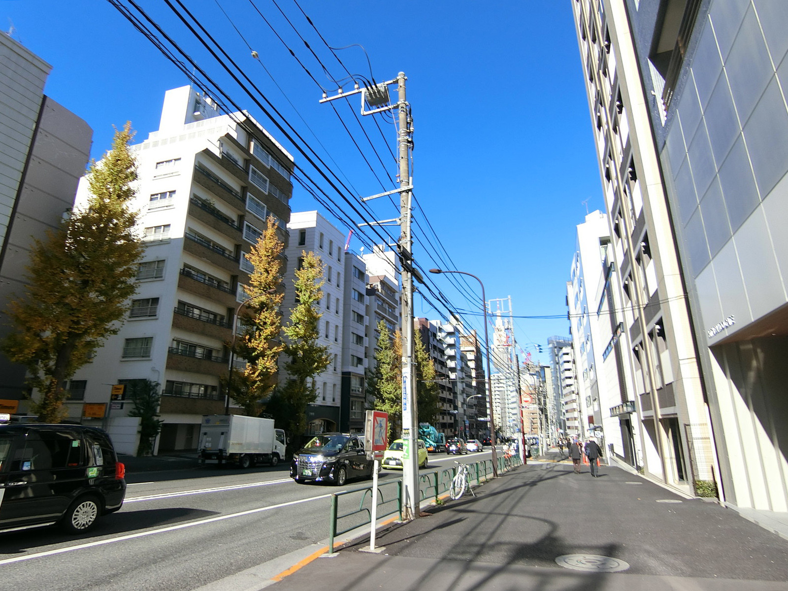 北参道GATE前面の明治通り