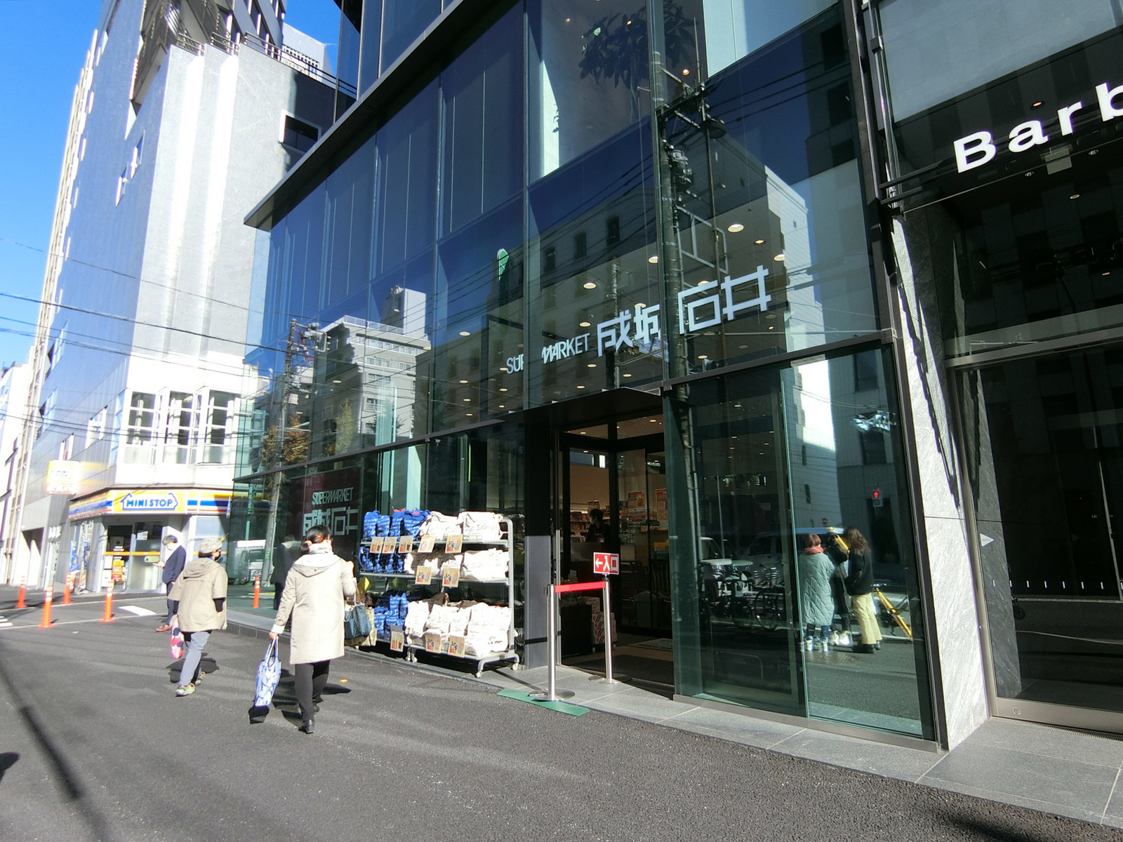 並びの成城石井 千駄ヶ谷店