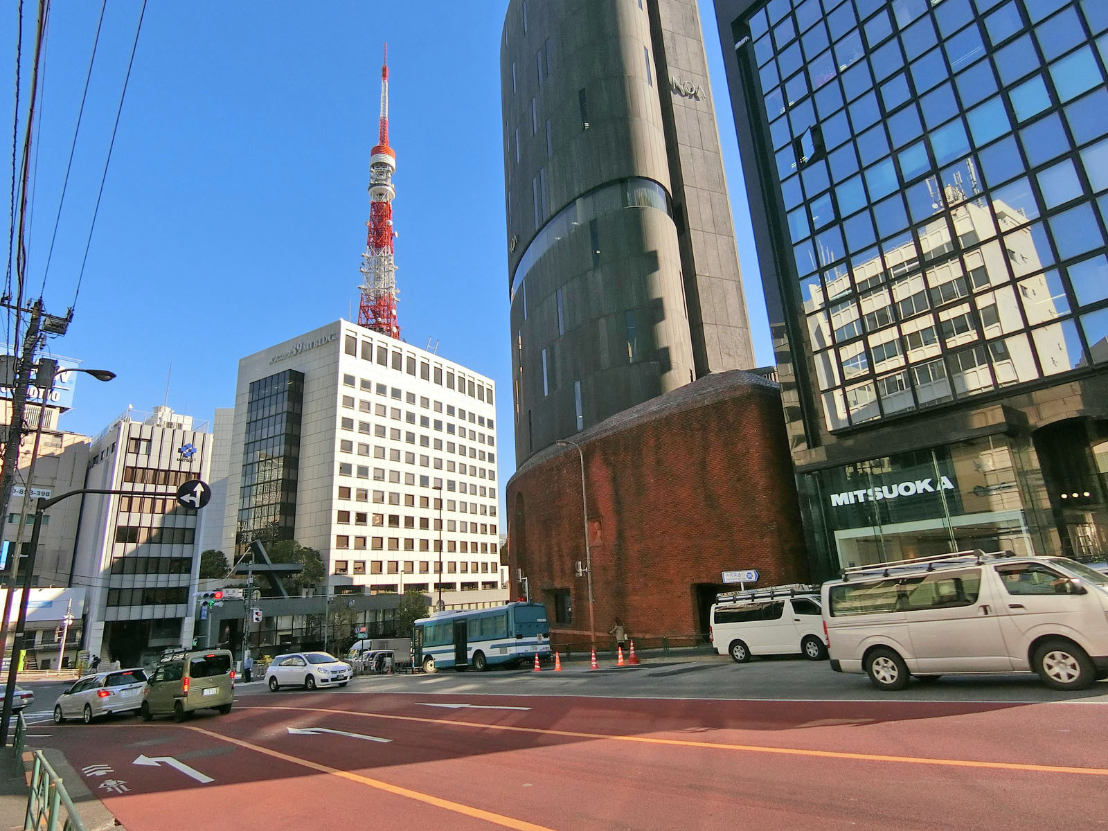 周辺はオフィスや店舗が多いエリア