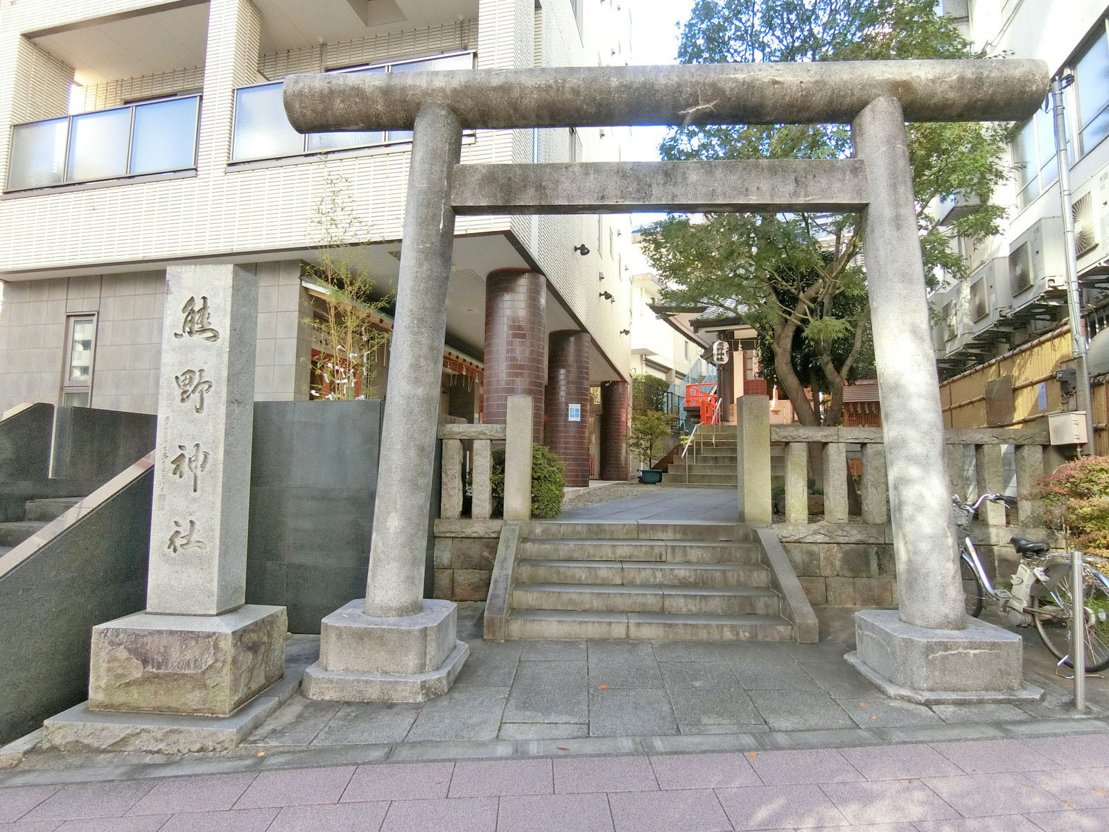 隣の熊野神社