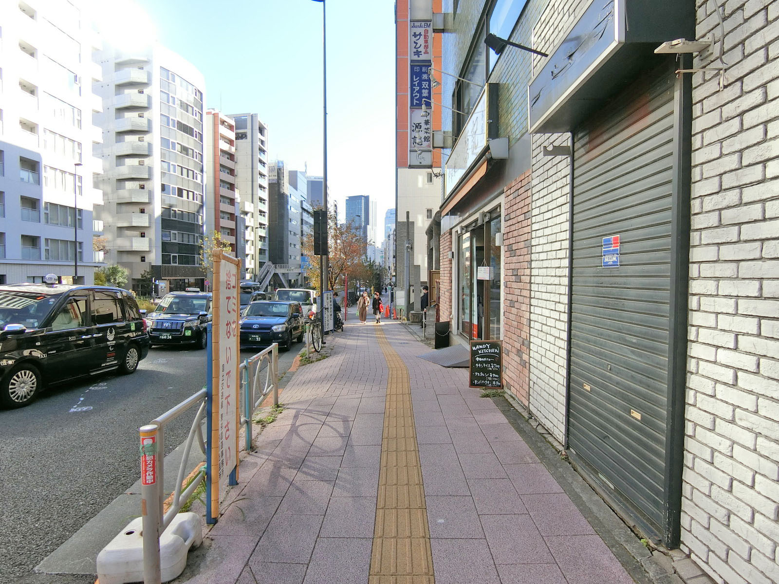 三貴ビル前面の通り