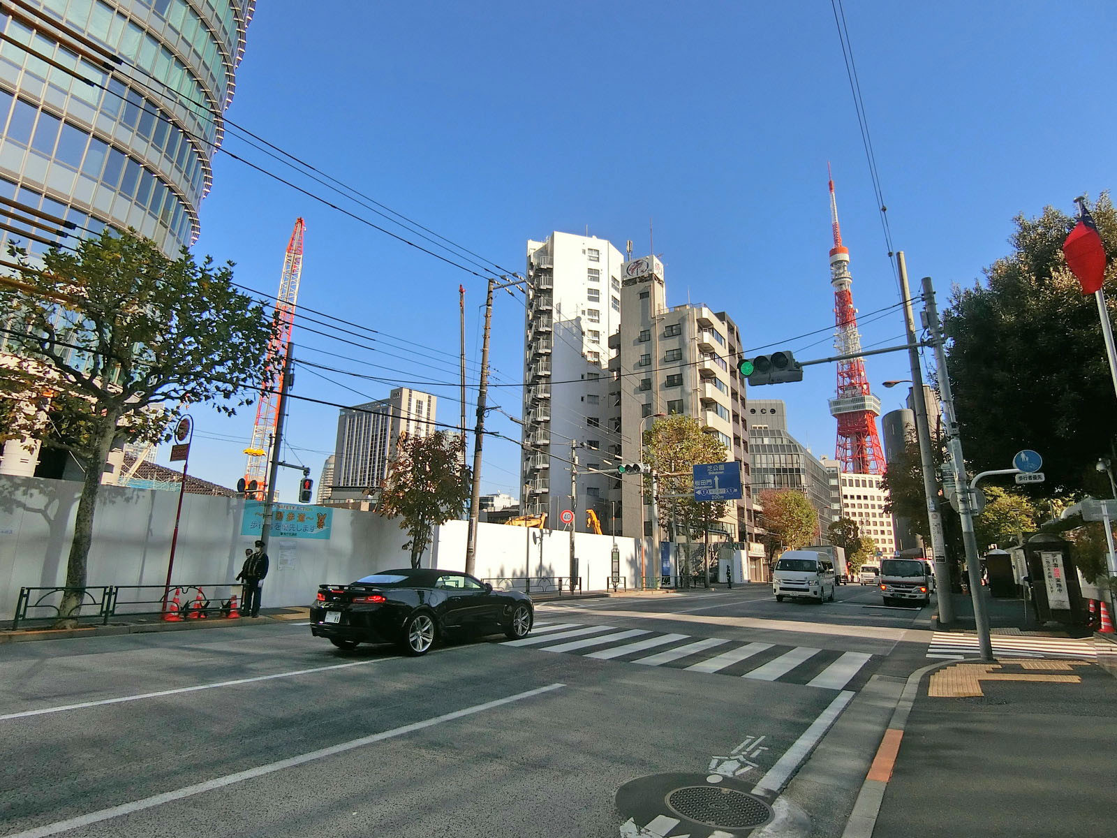 周辺はオフィスや店舗が多いエリア