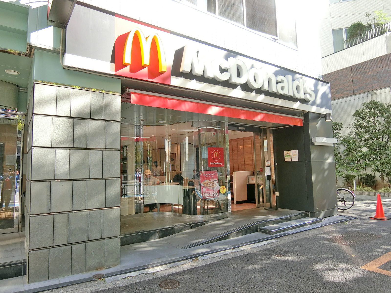 向かいの通りのマクドナルド春日駅前店