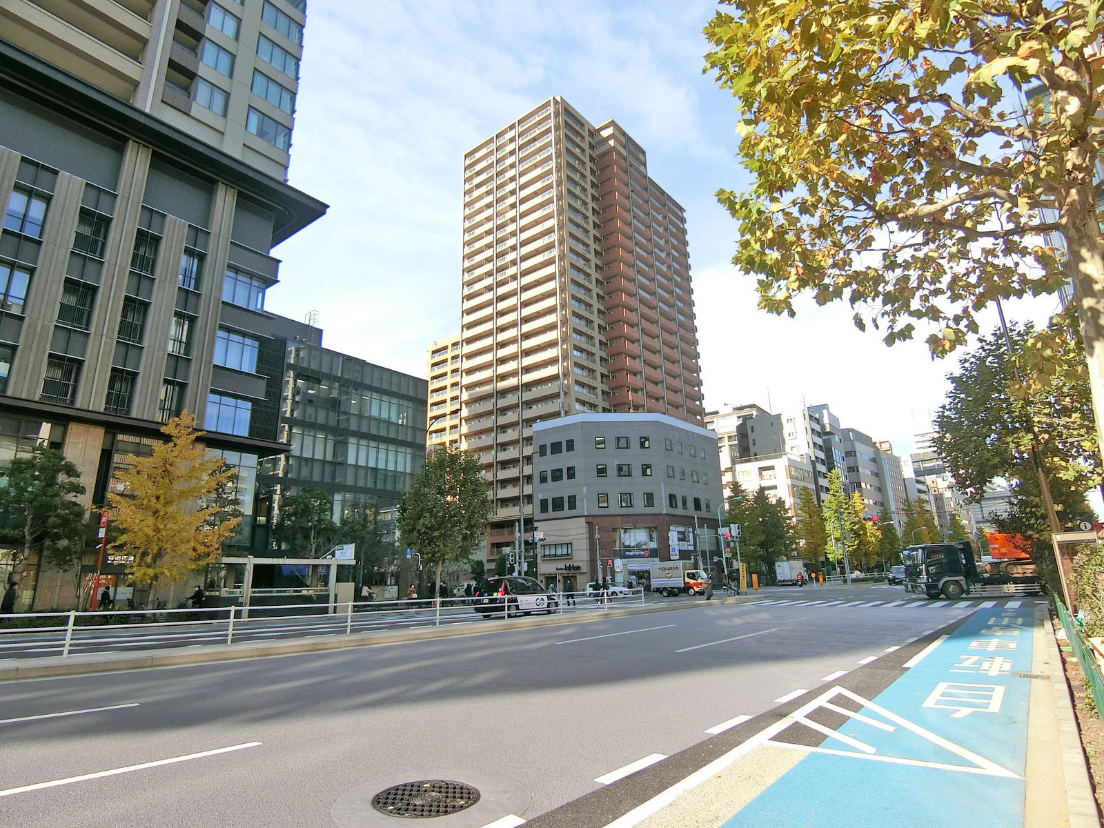 白山通り沿いに立地