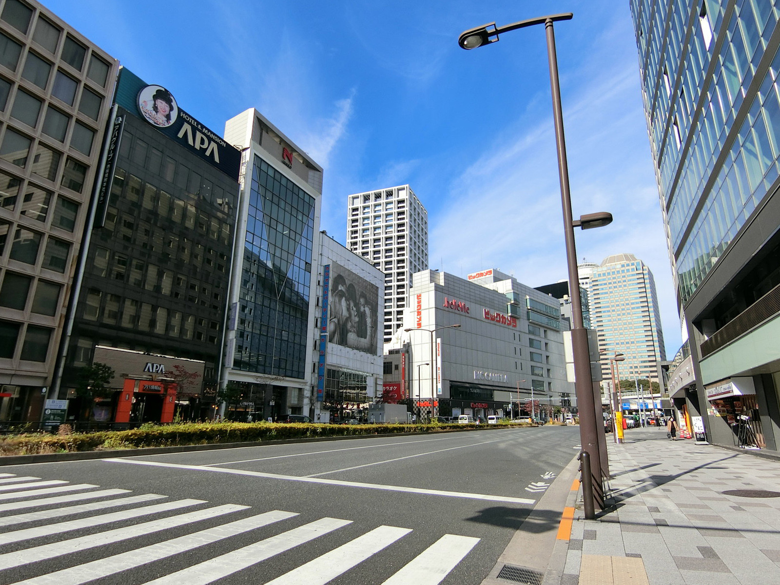 アパ赤坂見附ビル前面の外堀通り