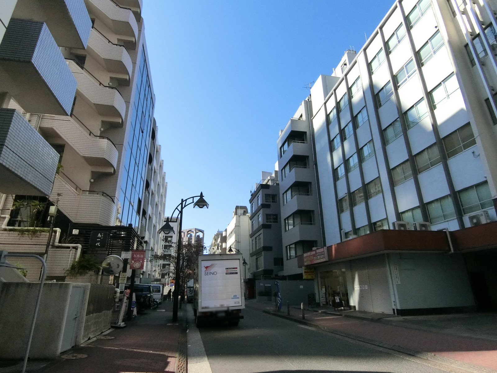 協栄ビル前面の通り