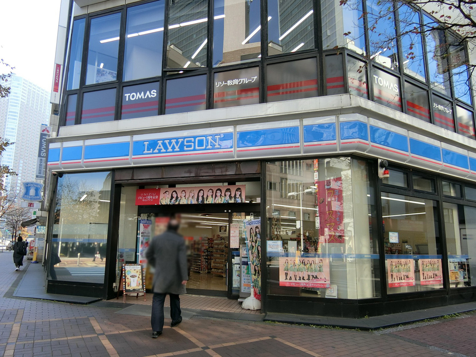 徒歩1分のローソン 田町駅東口店