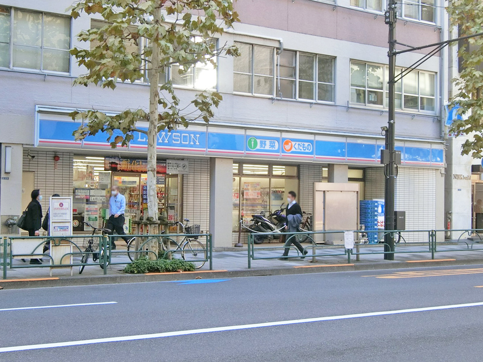 隣のローソン 新宿御苑駅前