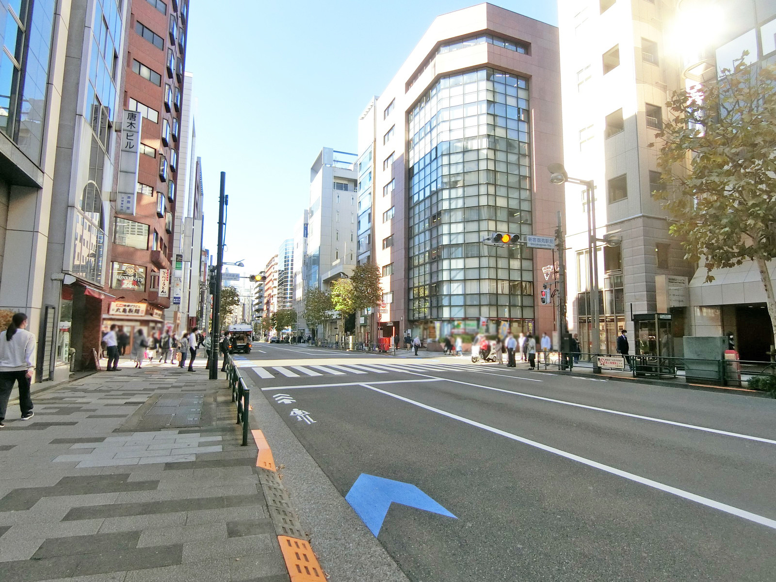 NBKビル前面の新宿通り