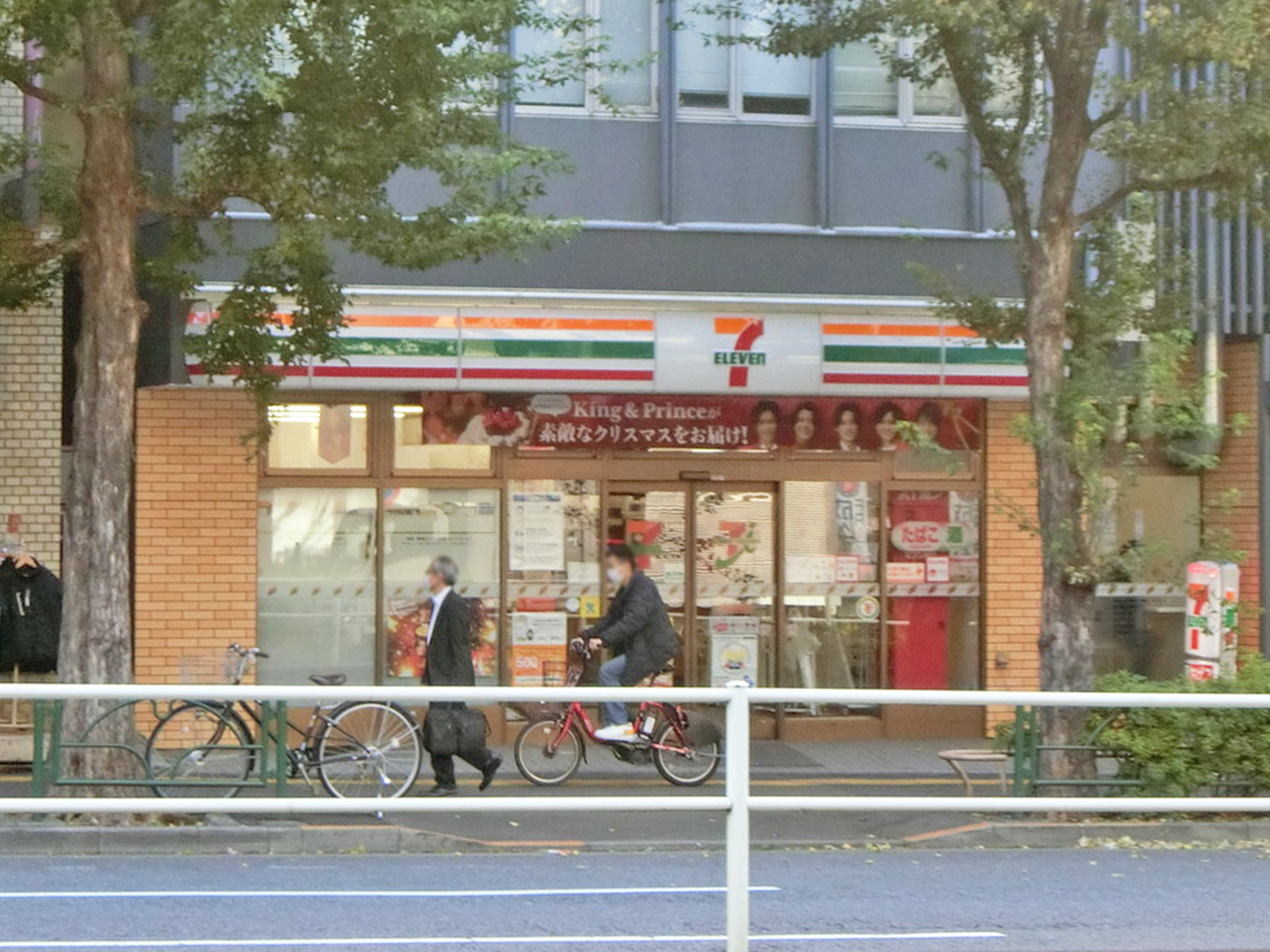 隣のセブンイレブン 新宿5丁目靖国通り店